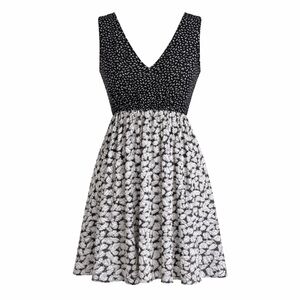 Size 1X Solitaire Women’s Black White Floral V Neck Mini Dress
